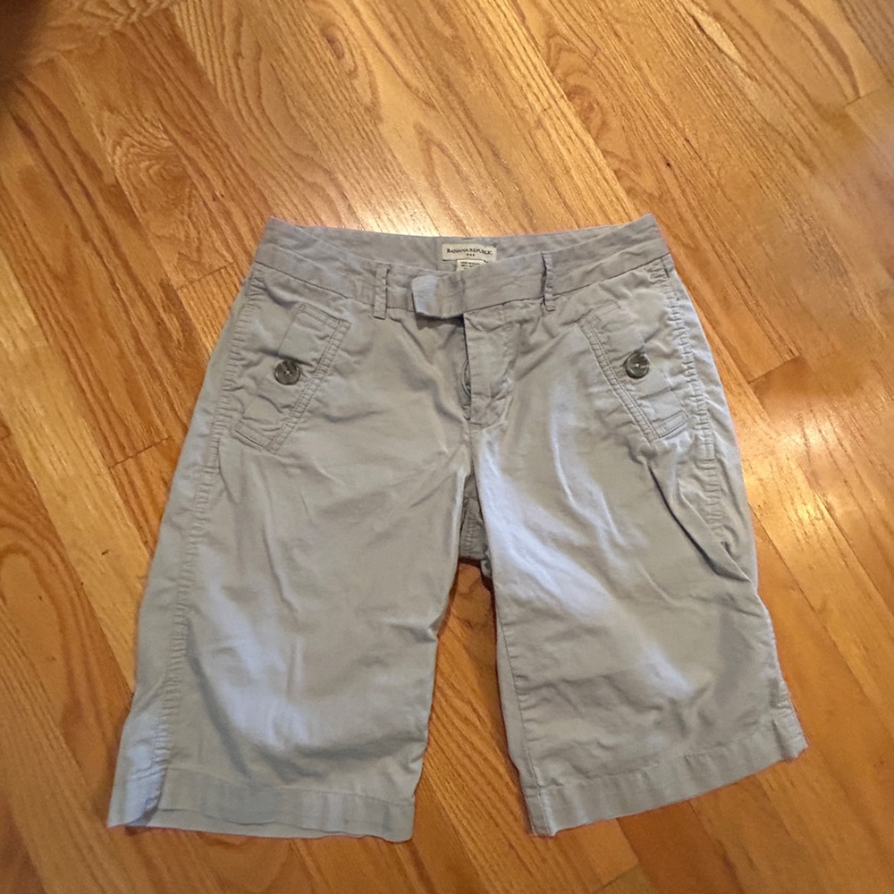 3 Banana Republic Bermuda shorts